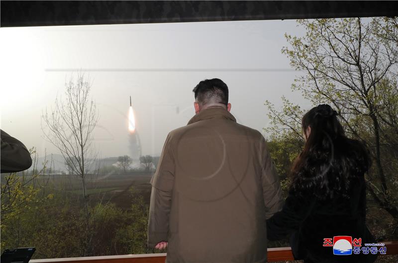 Kim u inspekciji sjevernokorejske vojne satelitske postaje