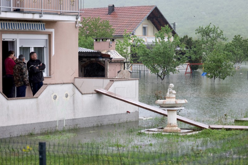 U Gračacu stanje povoljnije, podvelebitska mjesta još pod vodom