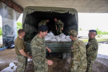 Banožić s vojnicima na obrani od poplava u Karlovcu