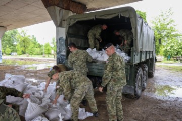 Banožić s vojnicima na obrani od poplava u Karlovcu