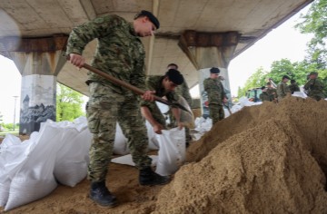 Banožić s vojnicima na obrani od poplava u Karlovcu