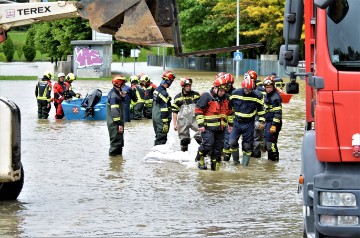 Karlovac: Vatrogasci iz drugih gradova došli u pomoć u obrani Aquatike