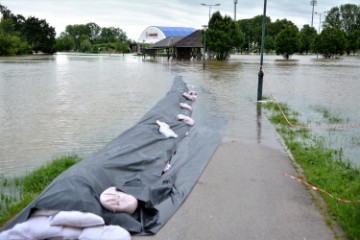 Karlovac: Vatrogasci iz drugih gradova došli u pomoć u obrani Aquatike