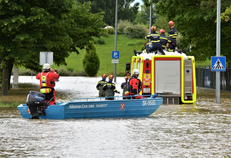 Karlovac: Vatrogasci iz drugih gradova došli u pomoć u obrani Aquatike