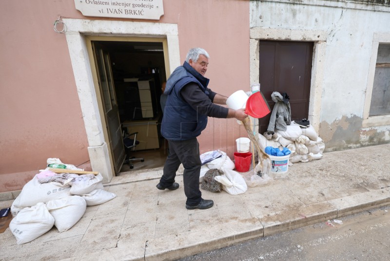 Epidemiolozi u Obrovcu i Gračacu rade na mjerama zaštite od širenja zaraze