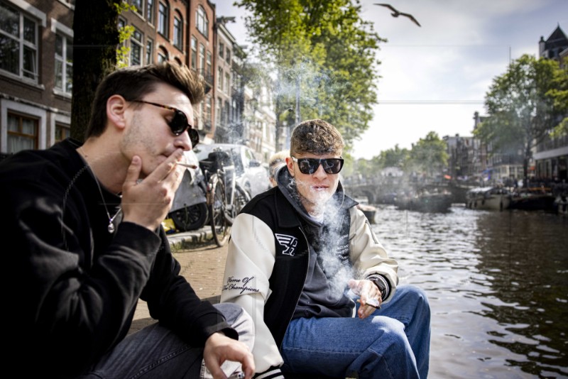 NETHERLANDS SMOKING BLOW BAN