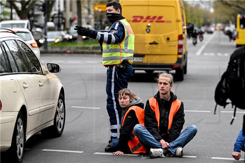 Berlin: Fizički napadi na ekološke aktiviste koji blokiraju grad