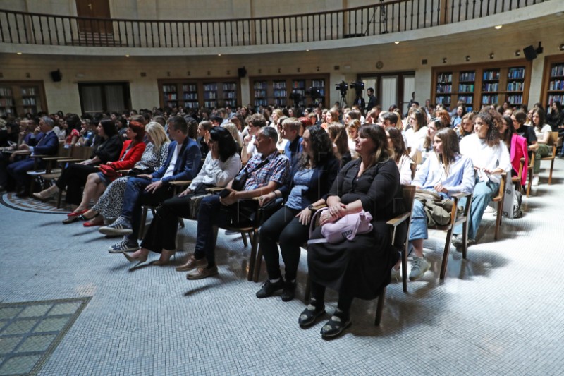 Učenička debata o financijskoj budućnosti