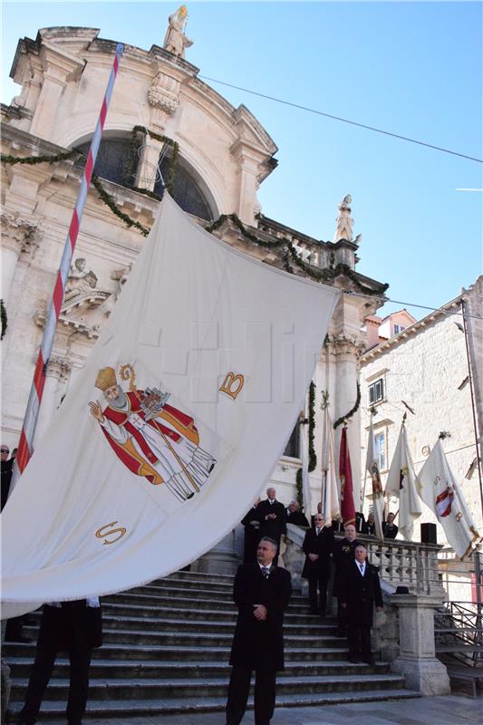 Dubrovčanin zbog detonacije ispred crkve na vjenčanju kažnjen sa 700 eura