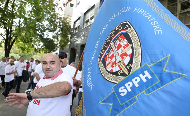 Judicial police officers mount protest in front of Ministry of Justice