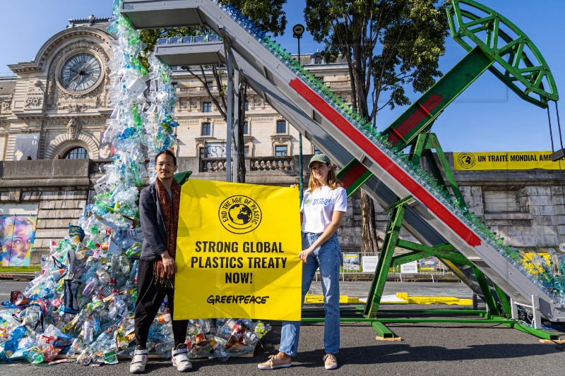 U Parizu umjetničko djelo koje podsjeća na fosilna goriva i plastično onečišćenje