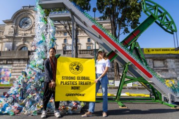 U Parizu umjetničko djelo koje podsjeća na fosilna goriva i plastično onečišćenje