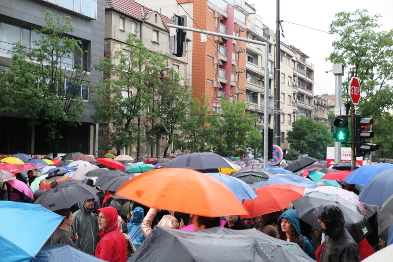 Beograd: Deseci tisuća ljudi u prosvjedu blokirali RTS