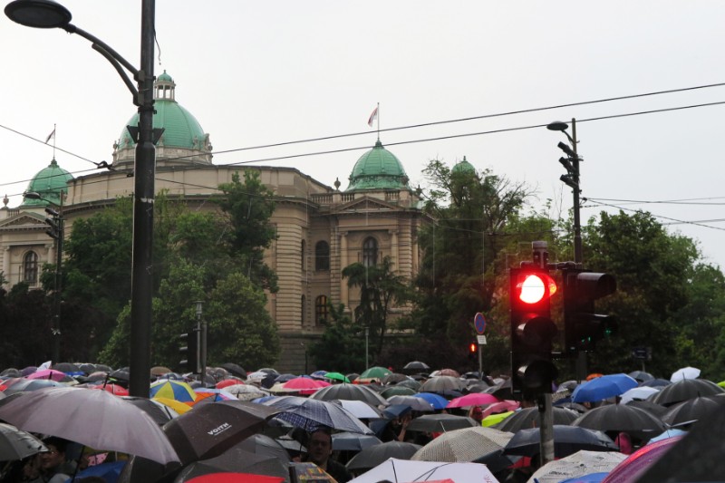 Beograd: Deseci tisuća ljudi u prosvjedu blokirali RTS