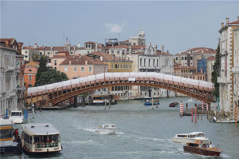 Venecijanski Canal Grande misteriozno pozelenio, sumnja se na aktiviste