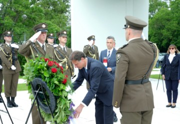 Jandroković i Plenković položili vijence kod Spomenika domovini