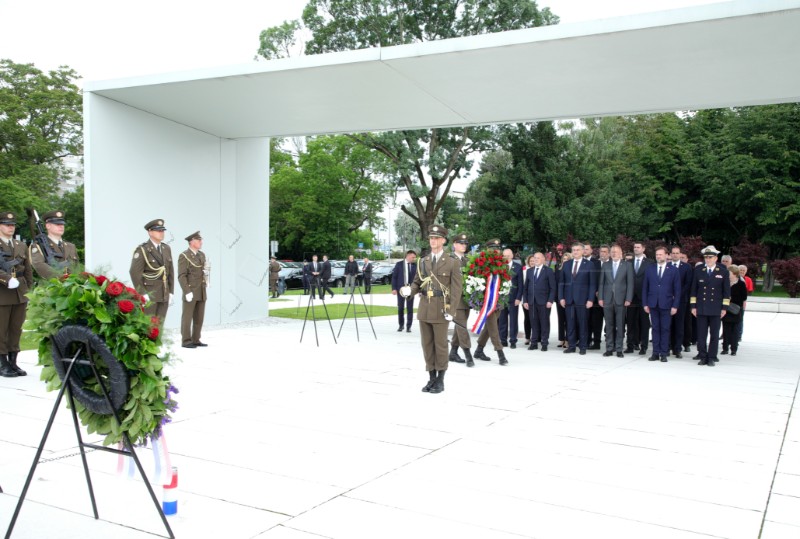 Jandroković i Plenković položili vijence kod Spomenika domovini