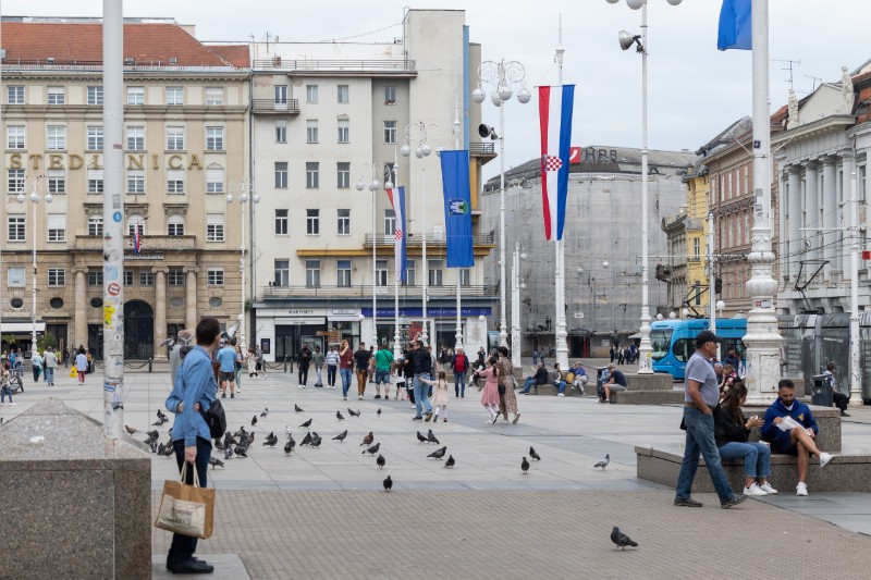 Zastave na pročeljima zgrada i kuća povodom Dana državnosti