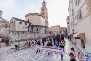 Split:  Mimohod postrojbi s ratnim zastavama