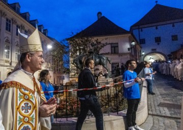 Ispred katedrale svetkovina Majke Božje od Kamenitih vrata i procesija