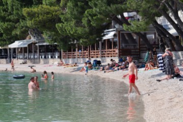 Kupači na plaži u Makarskoj