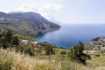 Započelo rušenje bespravno izgrađenih objekata u uvali Vruja