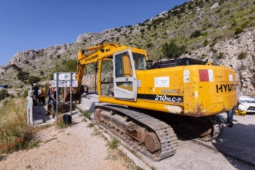 Započelo rušenje bespravno izgrađenih objekata u uvali Vruja