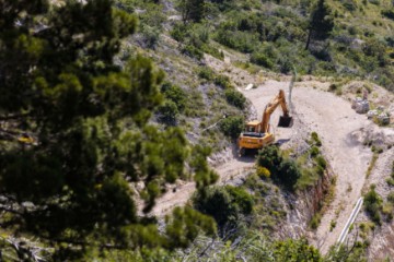 Započelo rušenje bespravno izgrađenih objekata u uvali Vruja