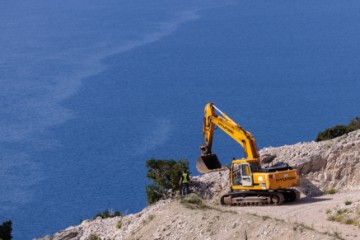 Započelo rušenje bespravno izgrađenih objekata u uvali Vruja