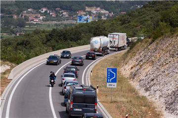 HAK: Pojačan prometa na GP Kaštel i Plovanija, kolona  oko 5 km