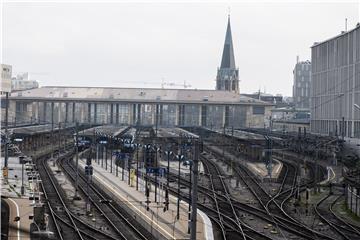 Evakuirani putnici iz vlaka nakon požara u austrijskom planinskom tunelu