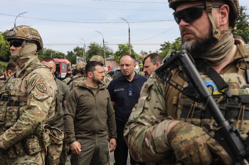 Zelenskij posjetio područje pogođeno poplavama nakon rušenja brane Kahovke