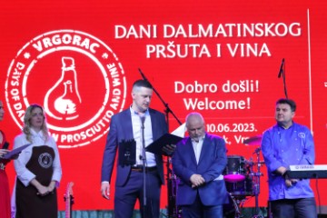 Počeo Eno-gastro festival "Dani dalmatinskog pršuta i vina" u Vrgorcu