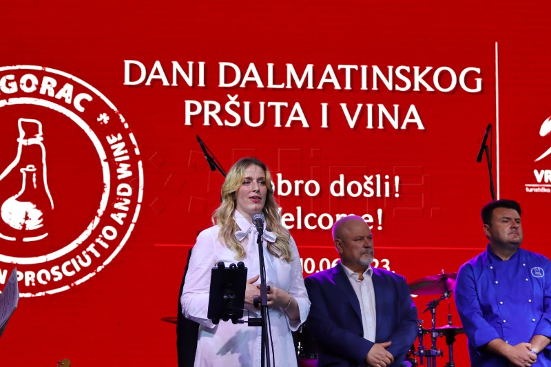 Počeo Eno-gastro festival "Dani dalmatinskog pršuta i vina" u Vrgorcu