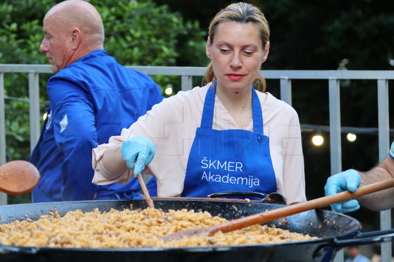 Počeo Eno-gastro festival "Dani dalmatinskog pršuta i vina" u Vrgorcu