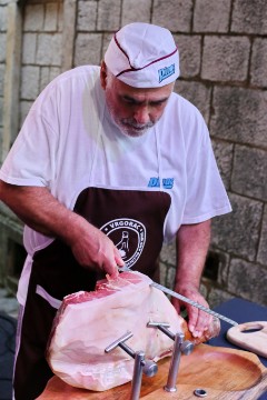 Počeo Eno-gastro festival "Dani dalmatinskog pršuta i vina" u Vrgorcu