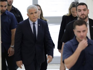 Izrael: Oporbeni čelnik Yaïr Lapid svjedoči na suđenju Netanyahuu za korupciju