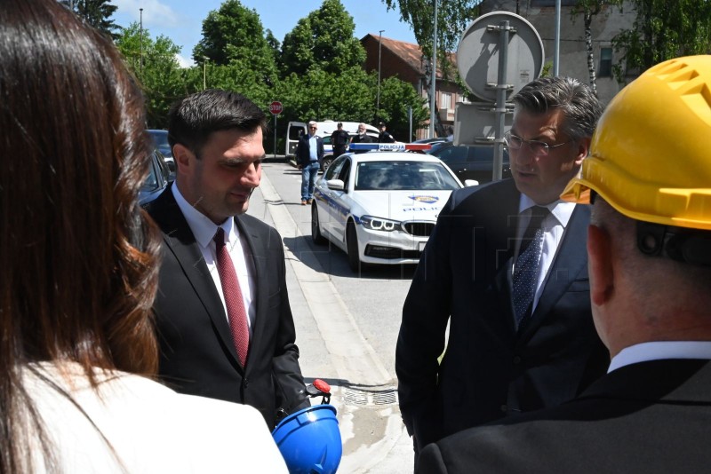 Plenković u Glini obišao gradilište novih objekata za građane u kontejnerima