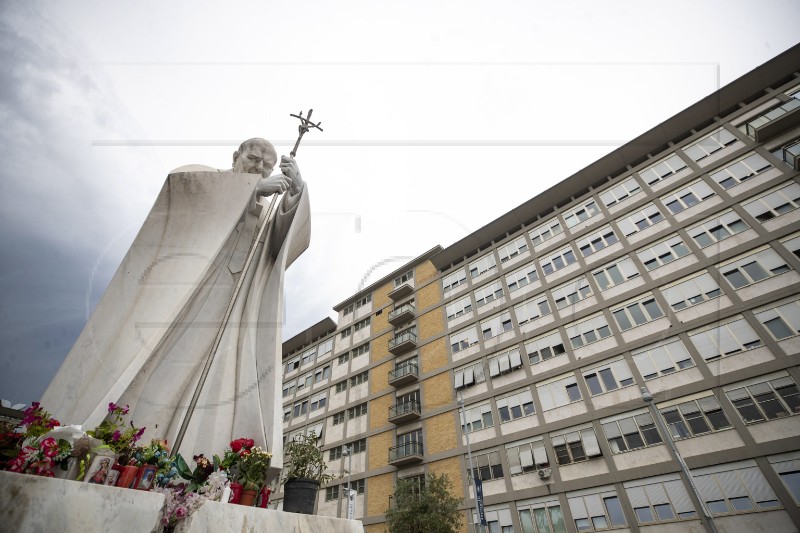 Papa Franjo izlazi iz bolnice za "nekoliko dana"