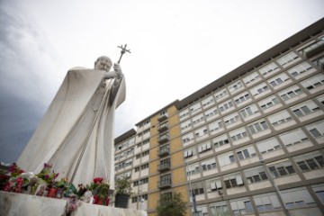 Papa Franjo izlazi iz bolnice za "nekoliko dana"