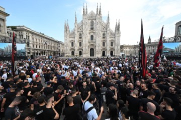 "Silvio, Silvio" - Berlusconi i na pogrebu dijeli Italiju