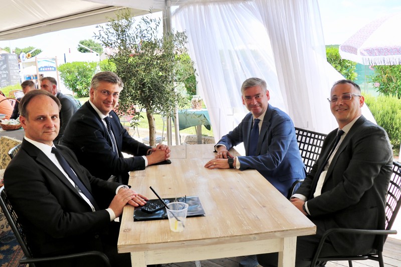 PM talks strategic projects with Istria County officials