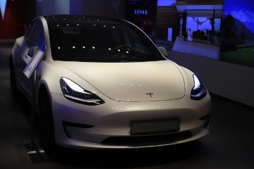 Tesla električni automobil