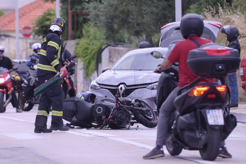 Prometna nesreća motocikla i osobnog automobila