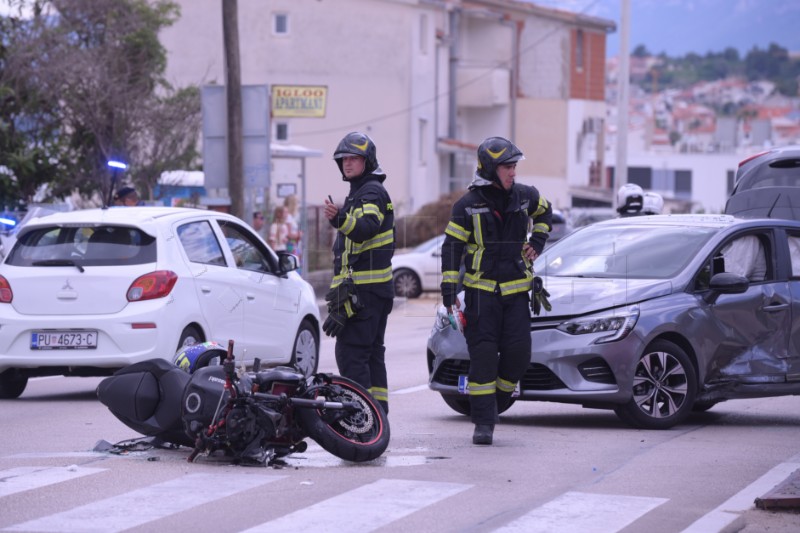 Prometna nesreća motocikla i osobnog automobila