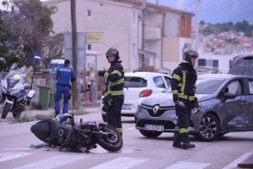 Prometna nesreća motocikla i osobnog automobila