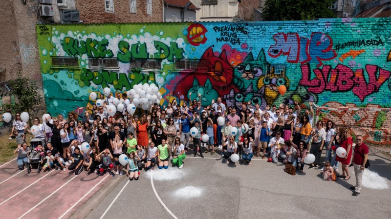 Artist, children, minister paint non-violence mural in Zagreb