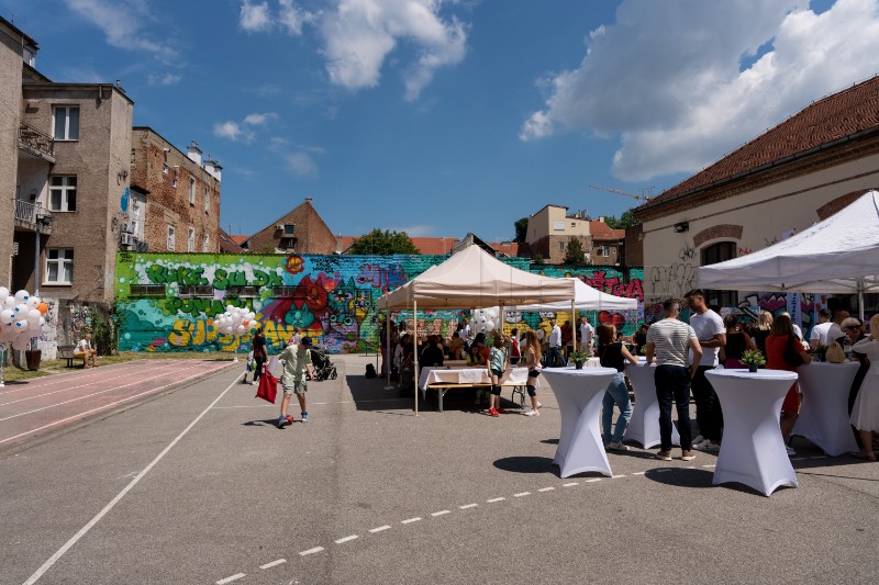 Na igralištu zagrebačke škole djeca, umjetnik i ministar Piletić oslikali mural