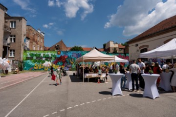 Na igralištu zagrebačke škole djeca, umjetnik i ministar Piletić oslikali mural