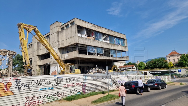 Zagreb: Počelo rušenje derutne zgrade u Paromlinskoj ulici